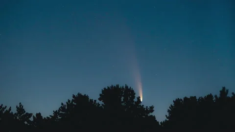 The flight of the comet on the night starry sky background. time lapse Vídeos de archivo 136134548