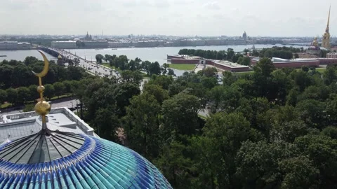 Flight on a copter over the domes of the Cathedral Mosque in St. Petersburg. Stock-Footage 159711997