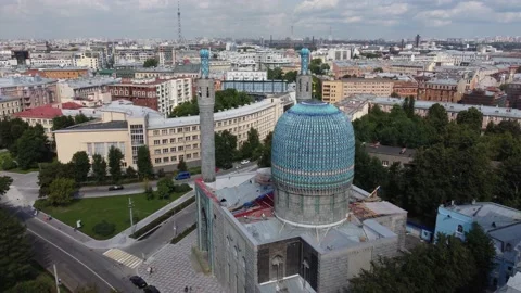 Flight on a copter over the domes of the Cathedral Mosque in St. Petersburg. Video stock 159712100