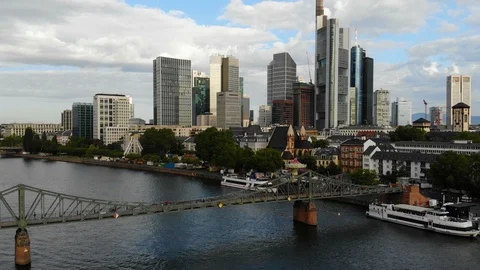 Flight by copter over skyscrapers and river, bridge in Framfurt Vídeos de archivo 129376189