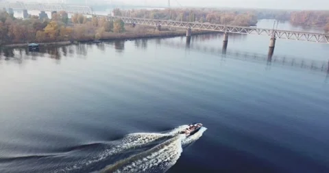 Flight of a drone over a boat on the river in autumn covered with fog, against Vídeos de archivo 142202850