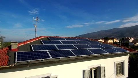 Flight drone over solar panels on the roof of the house 4K Vídeos de archivo 80927425