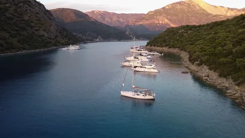 The flight of the drone over the yachts that are anchored. Video stock 199037202