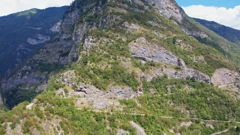 The flight of the drone with a view of the mountain, the close shot with a Video stock 256167556