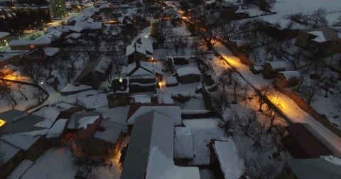 Flight of drone in winter over a mountain village at night in 4K Vidéo 73933431