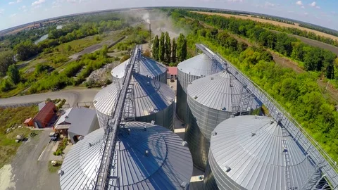 Flight of the grain terminal from the drone. The grain plant for storage and dry Vídeo Stock 104167017