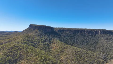 Flight heads left parallel to the escarpments of Cania Gorge National Park's Video stock 305019041