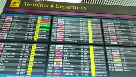 Flight information display screen at Singapore Changi Airport Terminal 4 Stockbeeldmateriaal 335307200