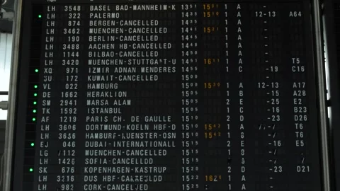 Flight Information Display Screens in Modern Transportation Hubs 動画素材 332680747