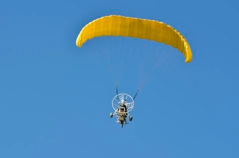 Flight of a motor paraplan Foto stock