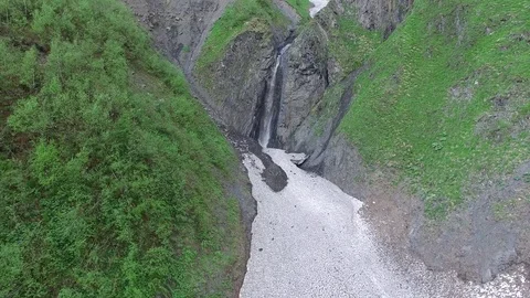 Flight to a mountain waterfall 스톡 동영상 77180532
