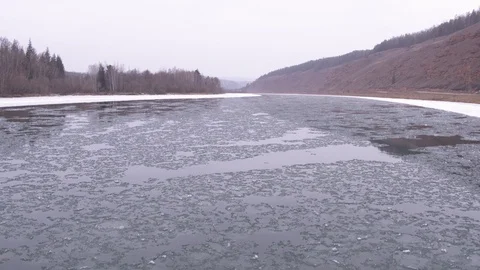Flight near ice in winter Lena river Vídeo Stock 123710141