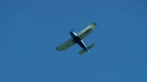 Flight of old Russian motor plane AN-2 Видео 10592399