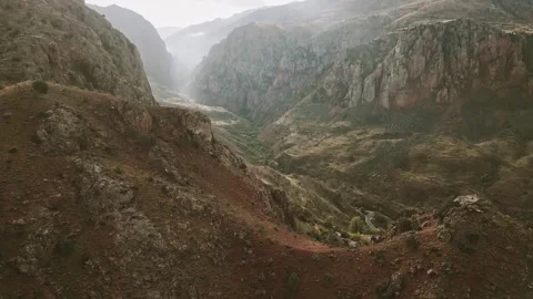 Flight over the ancient Noravank monastery in the mountains of Armenia. Fas.. Vídeos de archivo 290185641