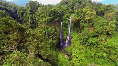 Flight Over the Beautiful Sekumpul Waterfall 動画素材 63661746