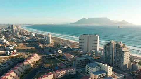 Flight over bigbay Beach, towards Cape Town, South Africa and Table Mountain. 動画素材 154658355