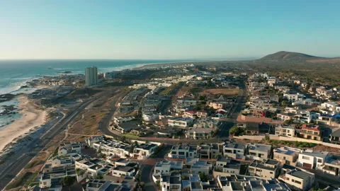 Flight over bigbay Beach, towards Cape Town, South Africa and Table Mountain. 動画素材 155678491