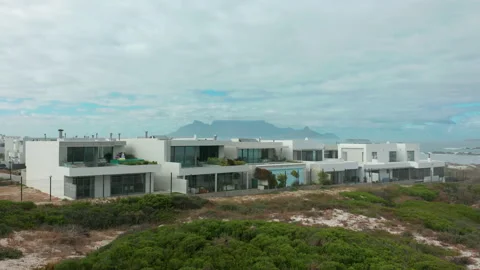Flight over bigbay Beach, towards Cape Town, South Africa and Table Mountain. Vídeo Stock 155678908