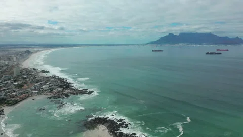 Flight over bigbay Beach, towards Cape Town, South Africa and Table Mountain. Vídeo Stock 155709209