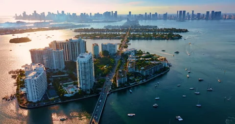 Flight over the Biscayne Bay waterscape with numerous vessels. Aerial Vídeo Stock 327080381