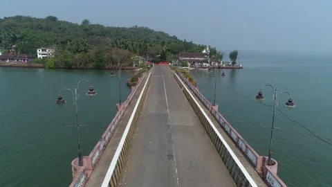 Flight over the bridge between the lampposts. Aerial view. Vidéo 85670465