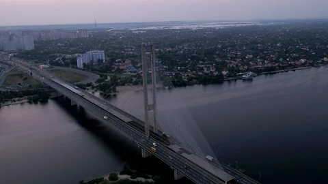 Flight over the bridge in the city Stockbeeldmateriaal 99371388
