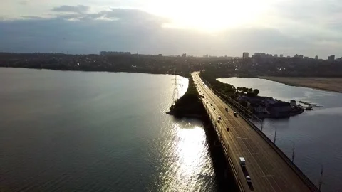 Flight over the bridge on which the car is traveling Vidéo 134569912