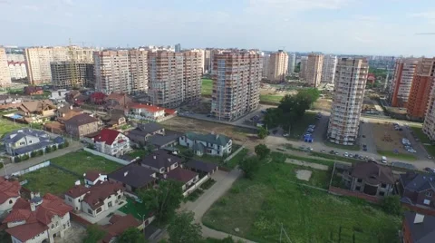 Flight over buildings under construction in Krasnodar Vídeo Stock 58912366
