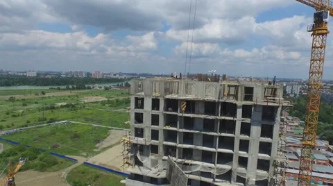 Flight over buildings under construction in Krasnodar Vídeo Stock 58915102