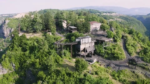 Flight over of the center city, mining town Chiatura. Old rusty and functioning 動画素材 130265850