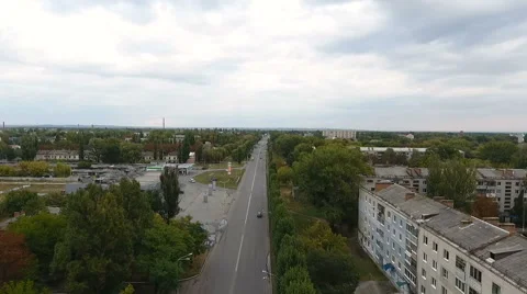 Flight over city street 스톡 동영상 68611684