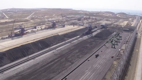 Flight over the coal storage and stacker reclaimers 2 動画素材 123699642