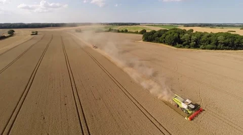 Flight over a combine harvester 库存影片 40705916