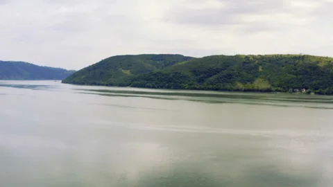 Flight over the Danube river by a couple of hills 库存影片 132972231