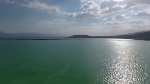 Flight over the dead sea. salt, water and dried shrubs. dead sea. Israel. Stockbeeldmateriaal 83859150