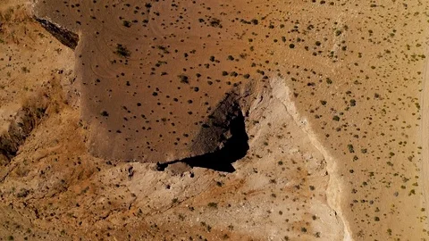 Flight over a desert butte 스톡 동영상 77248427