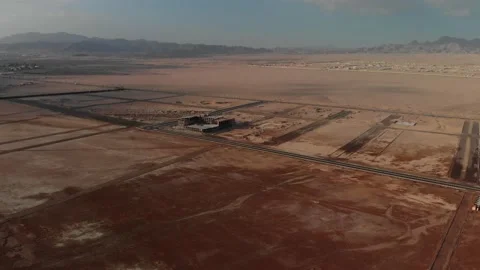Flight over the desert in Egypt. The building is being built in the desert. Видео 130417630