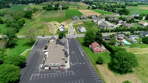 Flight over empty restaurant and parking lot in Smoketown, Pennsylvania Video stock 132968187