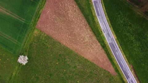 Flight over the field and road Vídeos de archivo 154371148