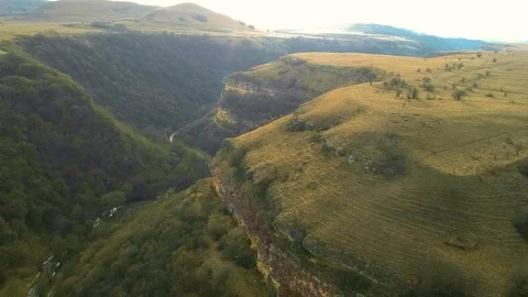Flight over the gorge. forest the Mountain Ranges Vídeo Stock 103428890