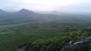 Flight over the grass to the shattered mountain, panorama of mountains kavminvod Video stock 85890933