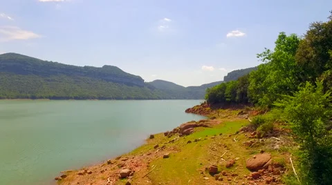 Flight over a green lake 動画素材 68535398