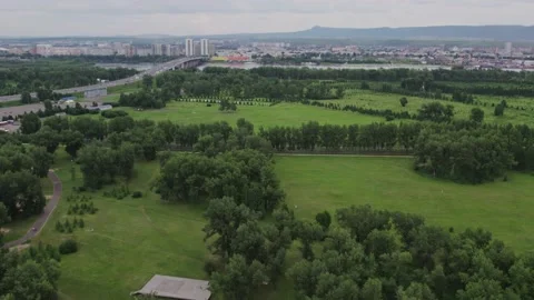 Flight over a green park overlooking the city Stock Footage 170884993