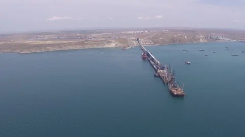 Flight over the harbour and sea 動画素材 123701118