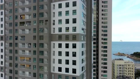 Flight over a high-rise building up against the background of the sea. 動画素材 162091360