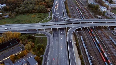 Flight over the high-speed highway with entensive traffic of cars in the city Video stock 117132862