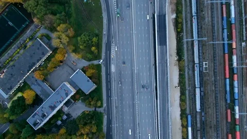 Flight over the high-speed highway with entensive traffic of cars in the city Video stock 117132874