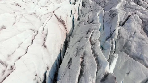 Flight over the ice surface of the Svinafellsjokull glacier in Iceland 库存影片 129842064