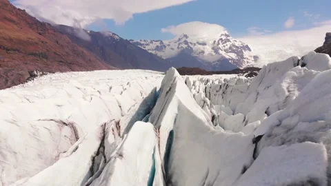 Flight over the ice surface of the Svinafellsjokull glacier in Iceland 库存影片 130853325