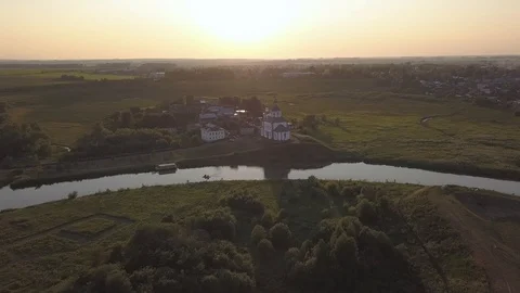 Flight over the Ilinsky meadow and the church of Elijah the Prophet in Suzdal Vidéo 94080759